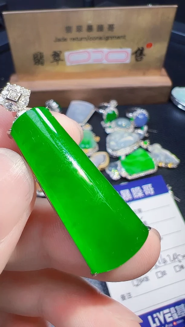 翡翠18K金镶嵌颈饰盈*啊翡翠