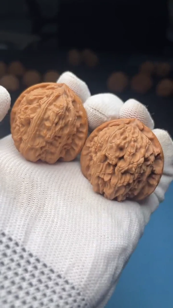 桃核把件a172  白狮子 39尺  微修尖