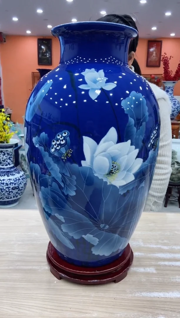 【闪购商品】摆件刘宗建《荷塘清香》梦幻蓝腰鼓瓶+旋转底座