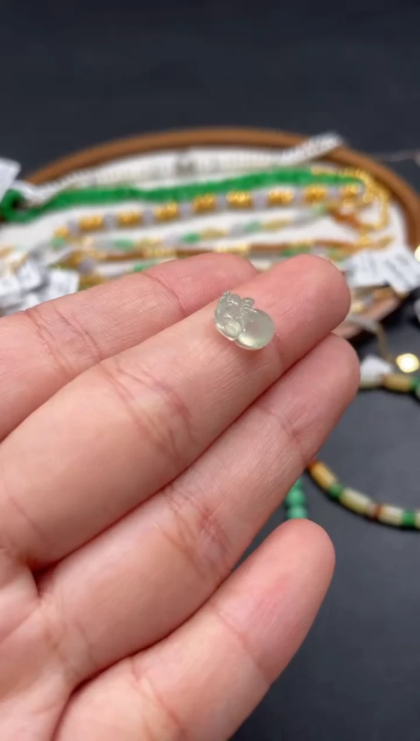 吊坠(不含链)18K金镶嵌翡翠一个  P268