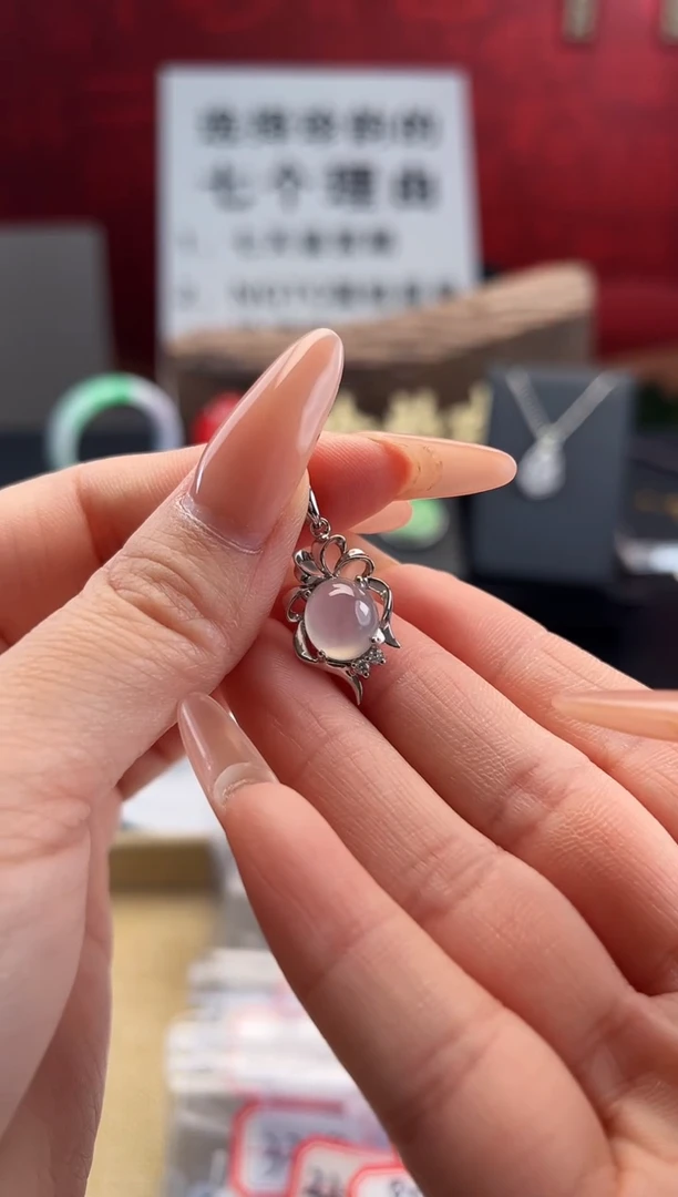 翡翠18K金镶嵌颈饰吊坠