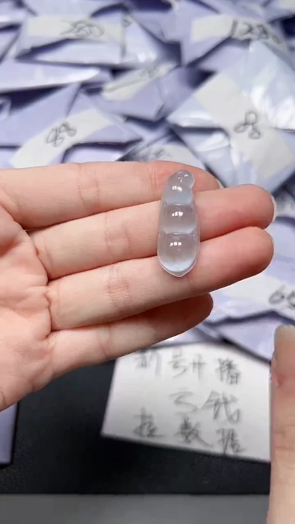 翡翠未镶嵌吊坠(赠链)（加扣头)100
