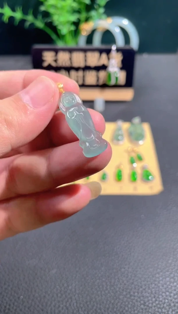 翡翠18K金镶嵌颈饰翡翠