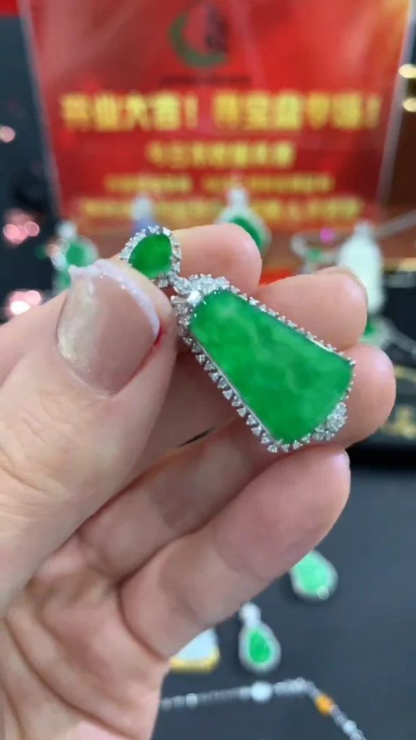 吊坠(不含链)18K金镶嵌翡翠开业不退换