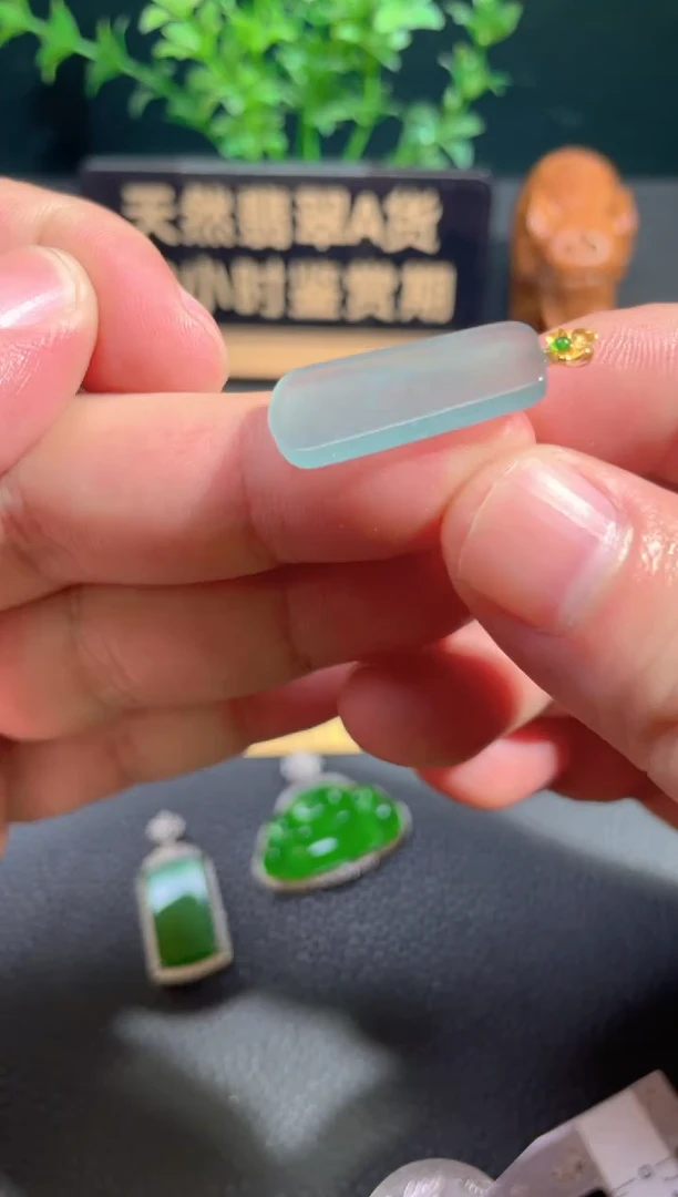 颈饰18K金镶嵌翡翠翡翠