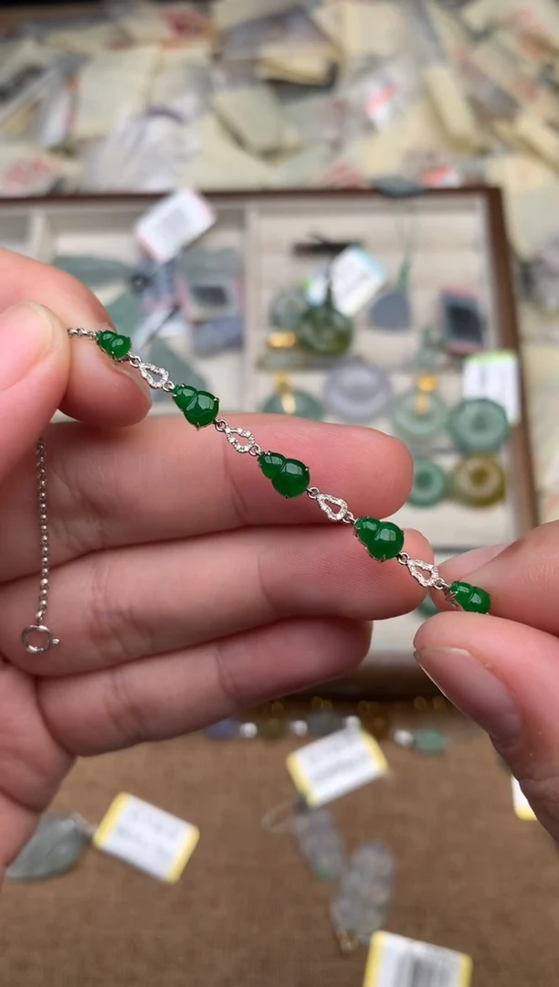 18K金镶嵌挂件翡翠一