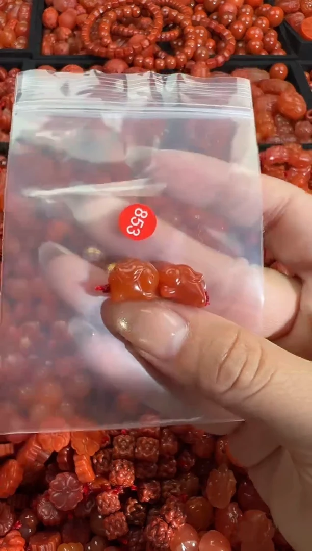 南红玛瑙未镶嵌颈饰1