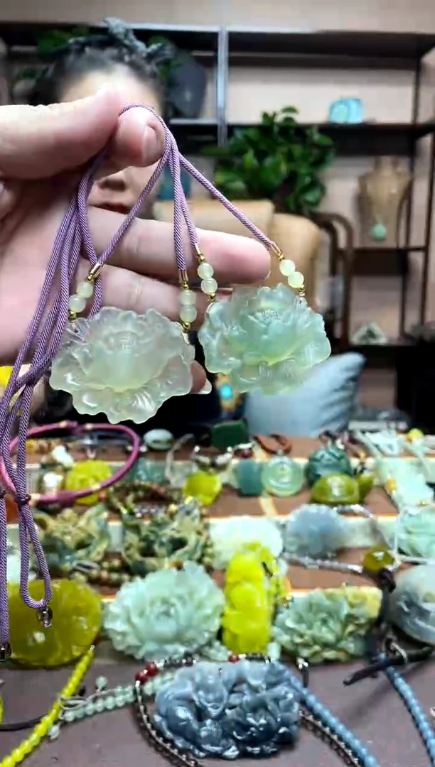 未镶嵌岫玉颈饰多样性发货发其中之一瑕疵