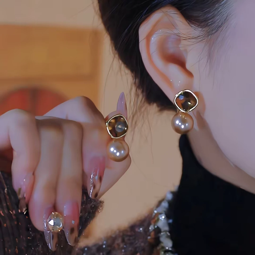 铜合金耳饰 秋冬新款香风香槟色珠珠耳钉两戴款气质轻奢简约饰品