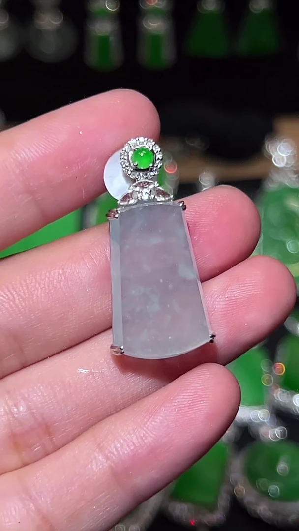 18K金镶嵌挂件翡翠吊坠