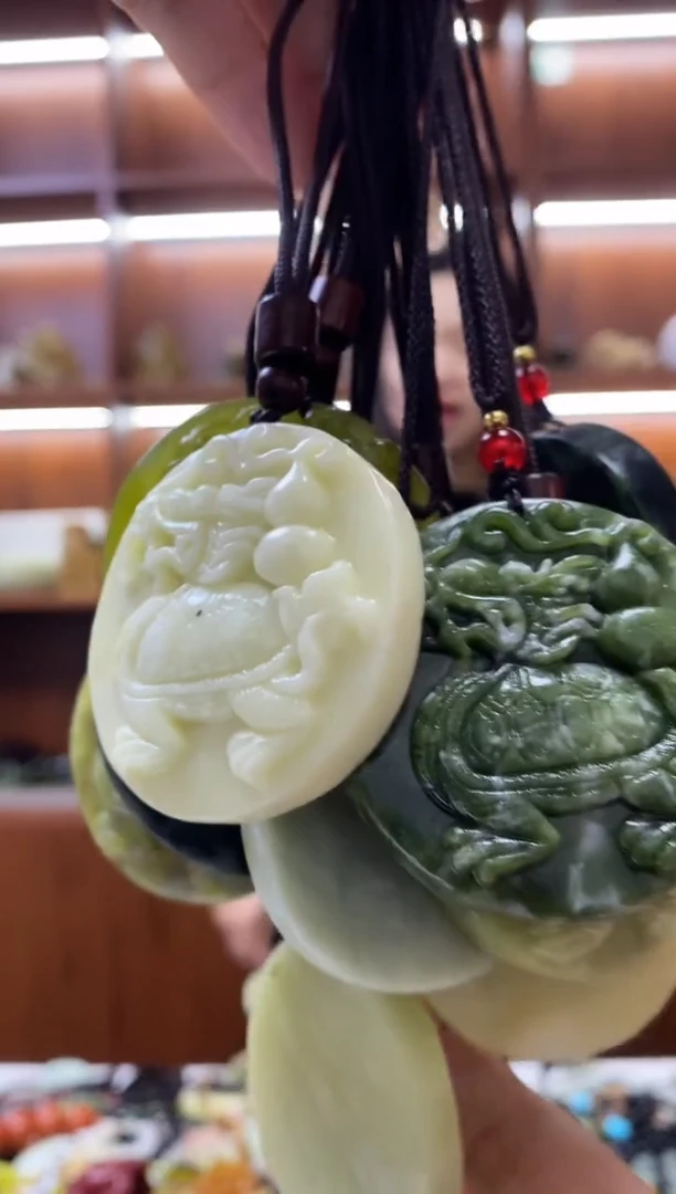 未镶嵌蛇纹石玉吊坠多样性发其一