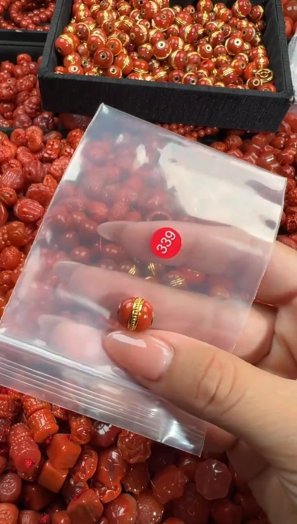 南红玛瑙未镶嵌颈饰1