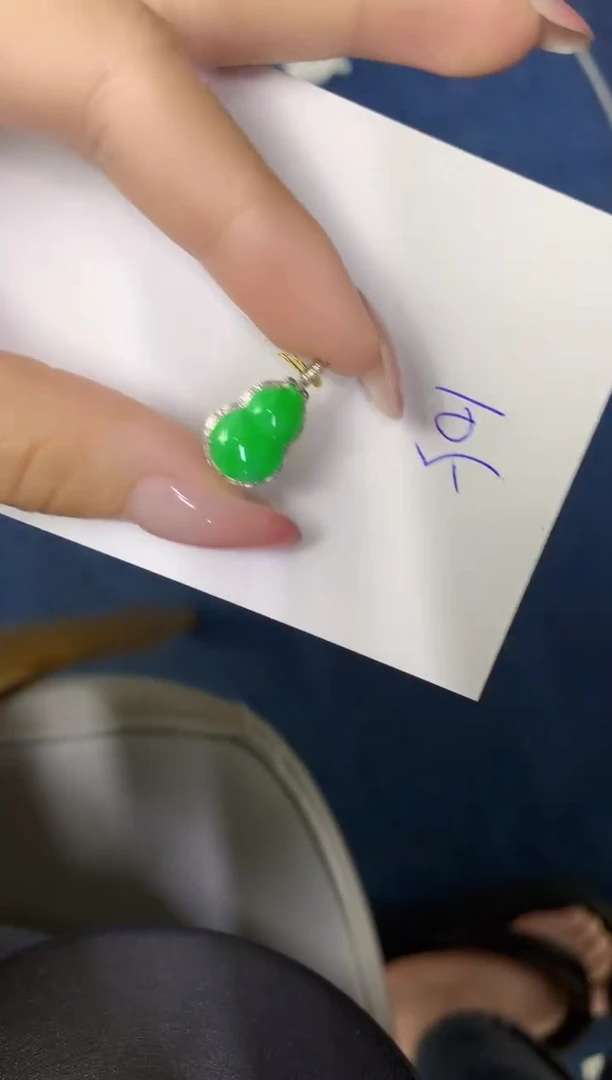 翡翠18K金镶嵌颈饰缅甸天然翡翠A货