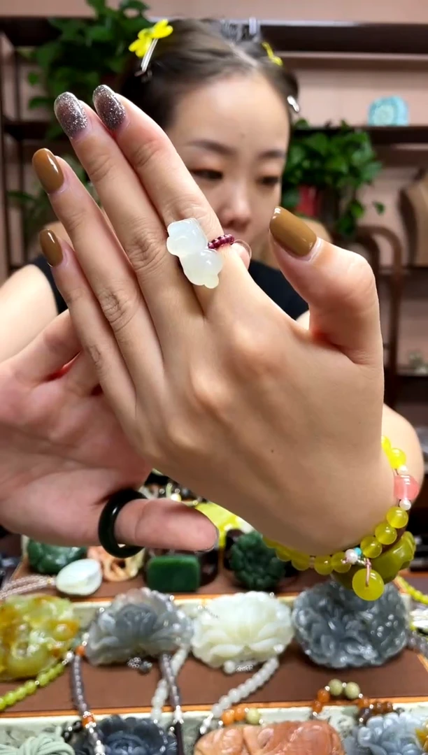 未镶嵌岫玉吊坠多样性发货发其中之一