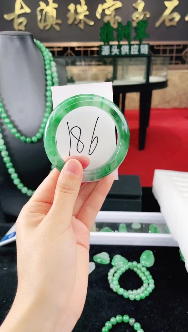 未镶嵌手镯石英质玉（非洲翠）微瑕介意勿拍