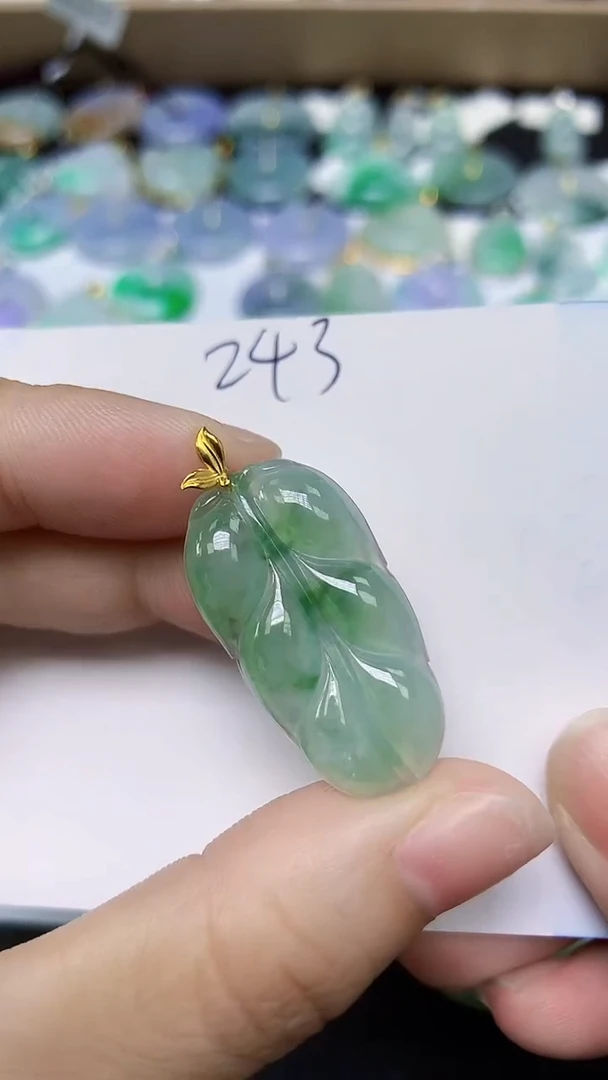 翡翠18K金镶嵌颈饰 天然缅甸翡翠A货