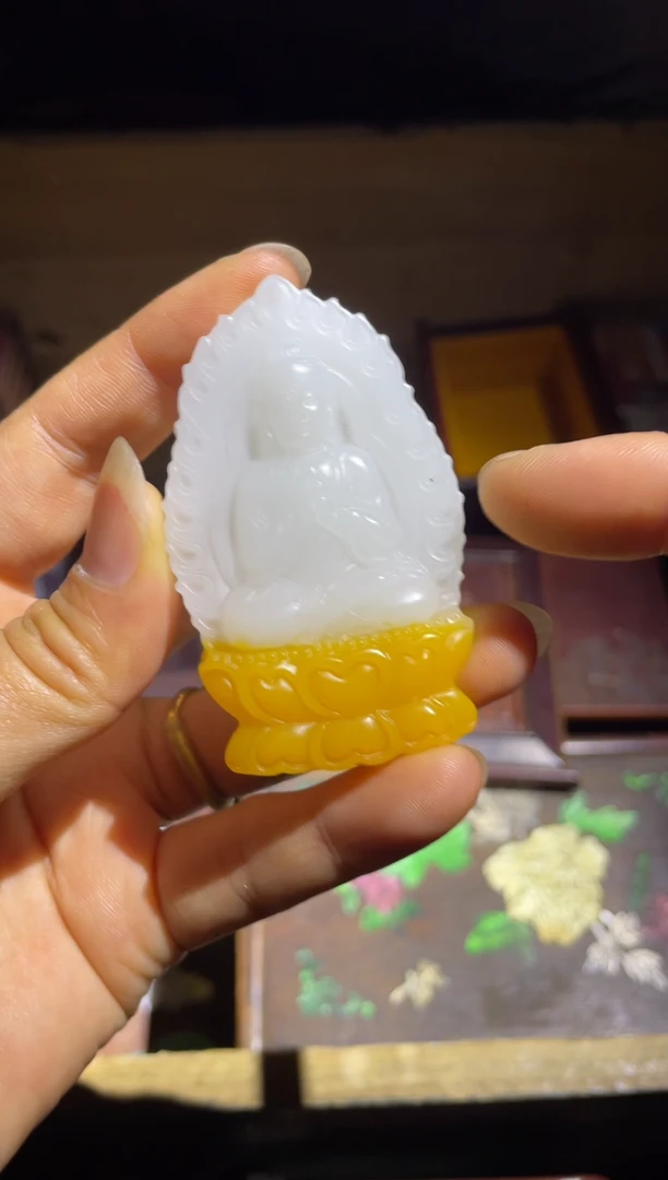 和田玉未镶嵌颈饰俏色佛光普照观音