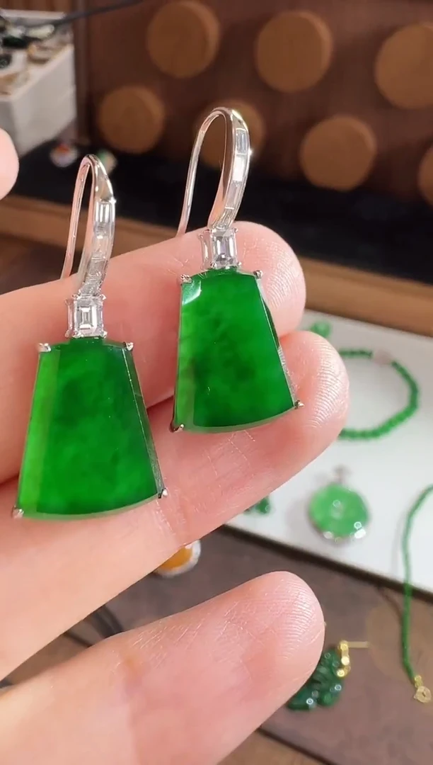 18K金镶嵌翡翠耳饰耳饰