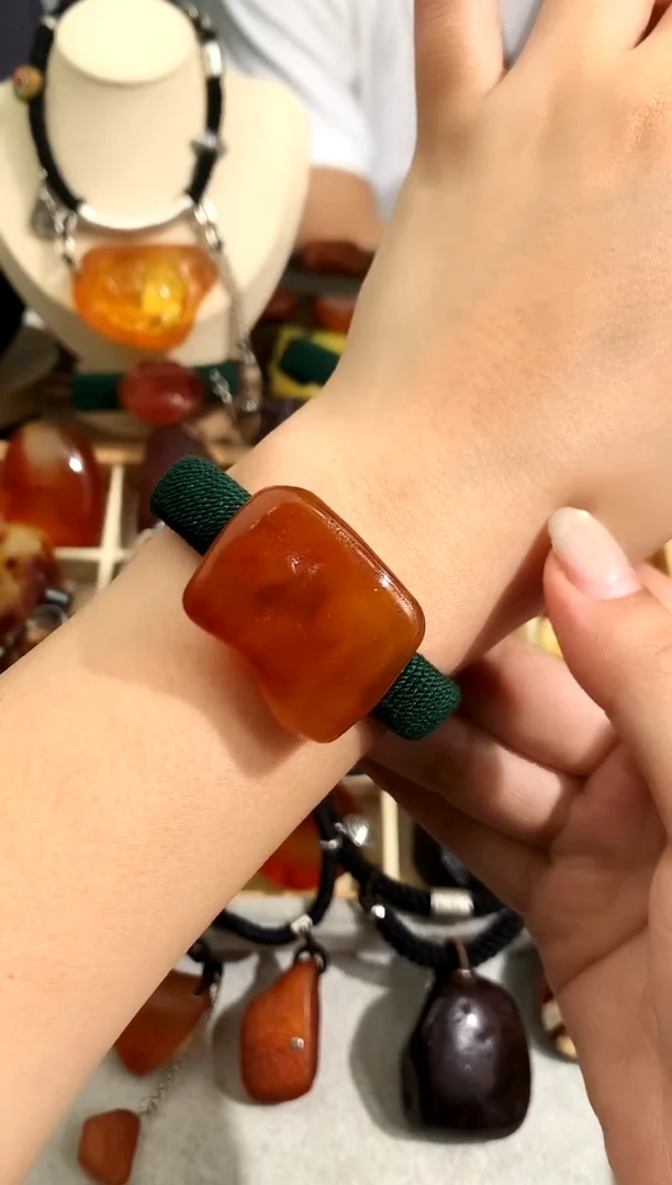 未镶嵌琥珀裸石似玉