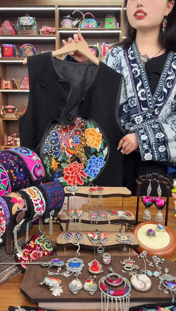 【闪购商品】织绣A15蒙阿苏苗绣传承