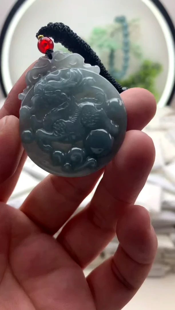 翡翠未镶嵌颈饰麒麟