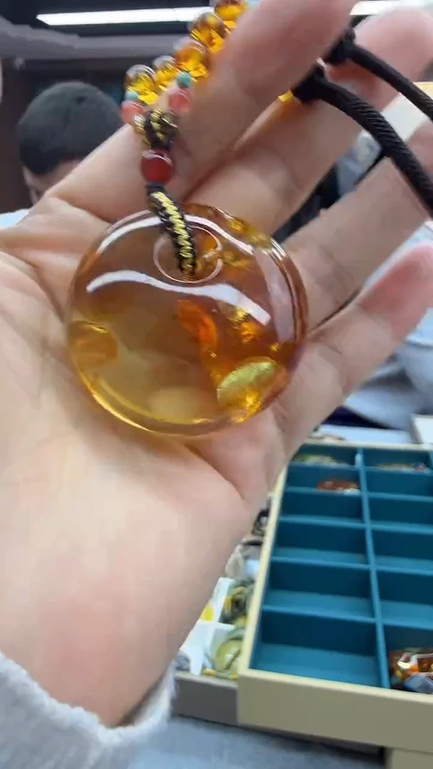 琥珀颈饰未镶嵌102秒拍号 假一罚三