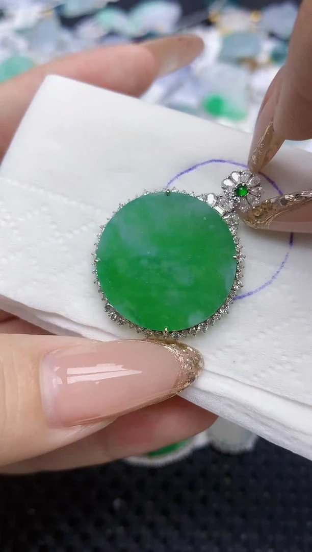 颈饰18K金镶嵌翡翠   天然翡翠A货  百元以上9米证书费自理