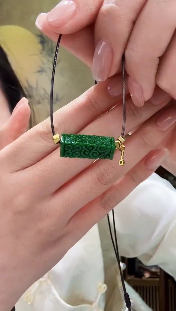 颈饰未镶嵌翡翠吊坠