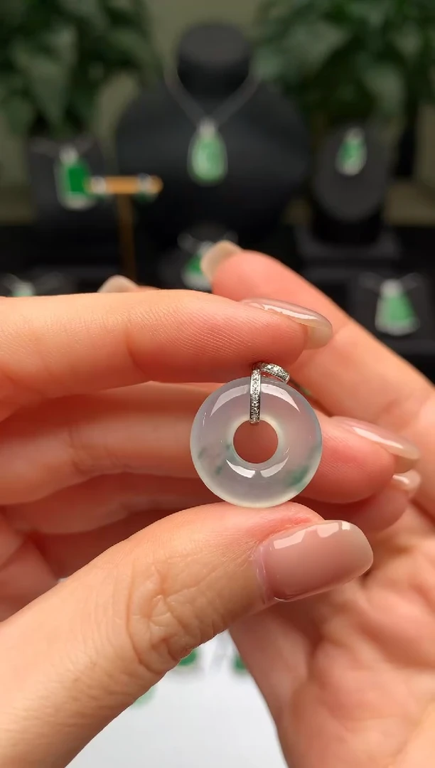 颈饰18K金镶嵌翡翠甜甜圈