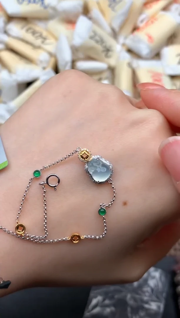 18K金镶嵌挂件翡翠一