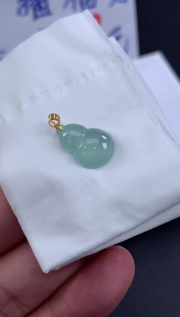 颈饰18K金镶嵌翡翠。翡翠