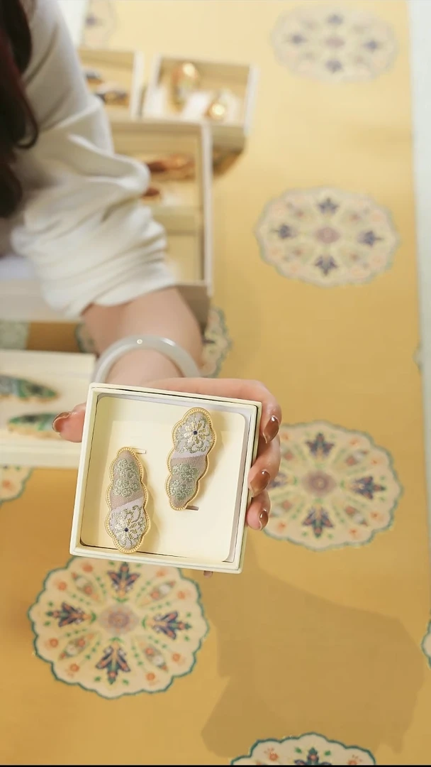 粉色发夹···············