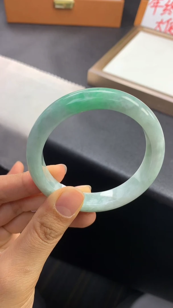 未镶嵌手镯翡翠退货需手镯吊牌标签完好