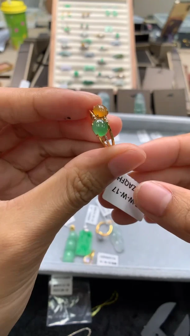 颈饰18K金镶嵌翡翠戒指