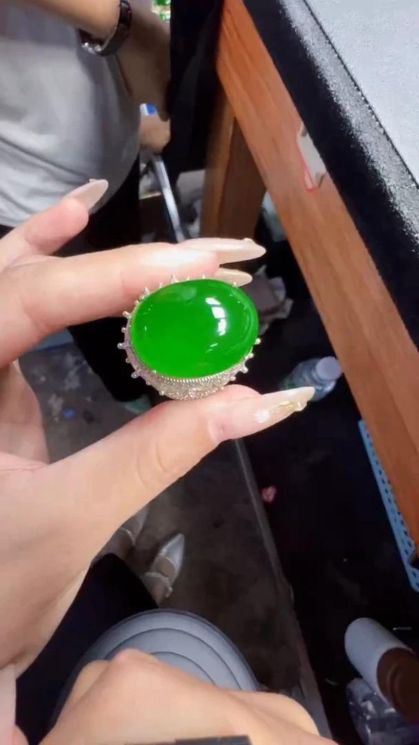 未镶嵌定制翡翠翡翠A货有轻微色差属于正常现象，蛋面多样性发货1