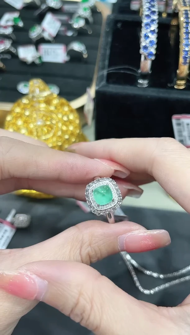 18K金镶嵌天然祖母绿戒指