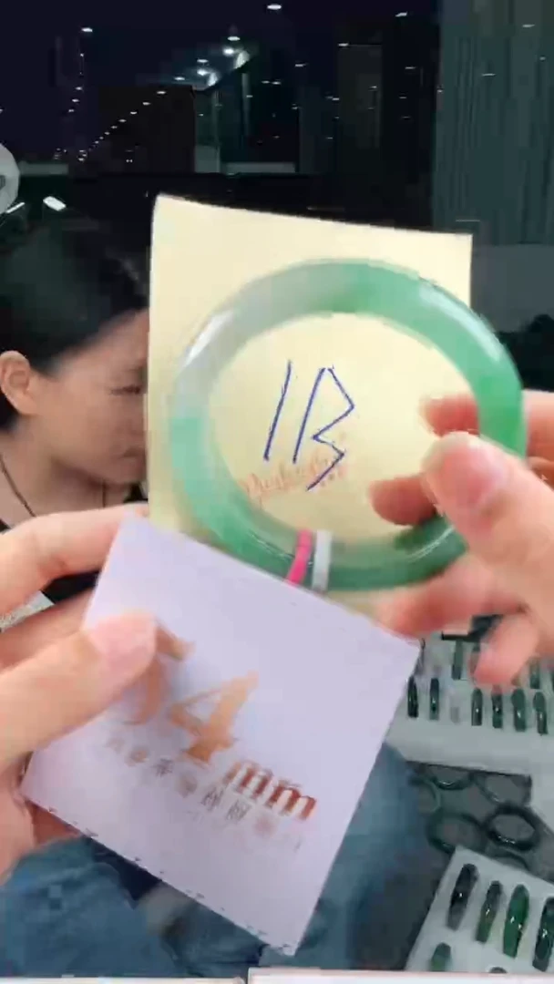 未镶嵌手镯石英质玉（非洲翠）有天然洒金亮片/矿点/棉线113