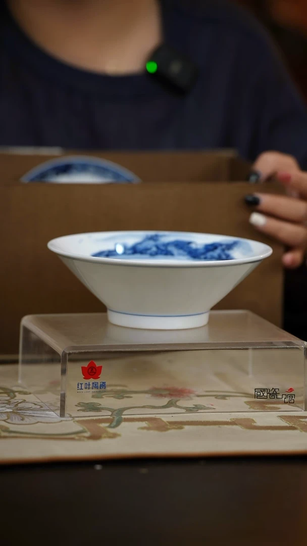 1个正价手绘山水7英寸斗笠碗