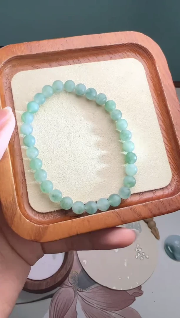 未镶嵌定制翡翠软****?绿底飘花手串