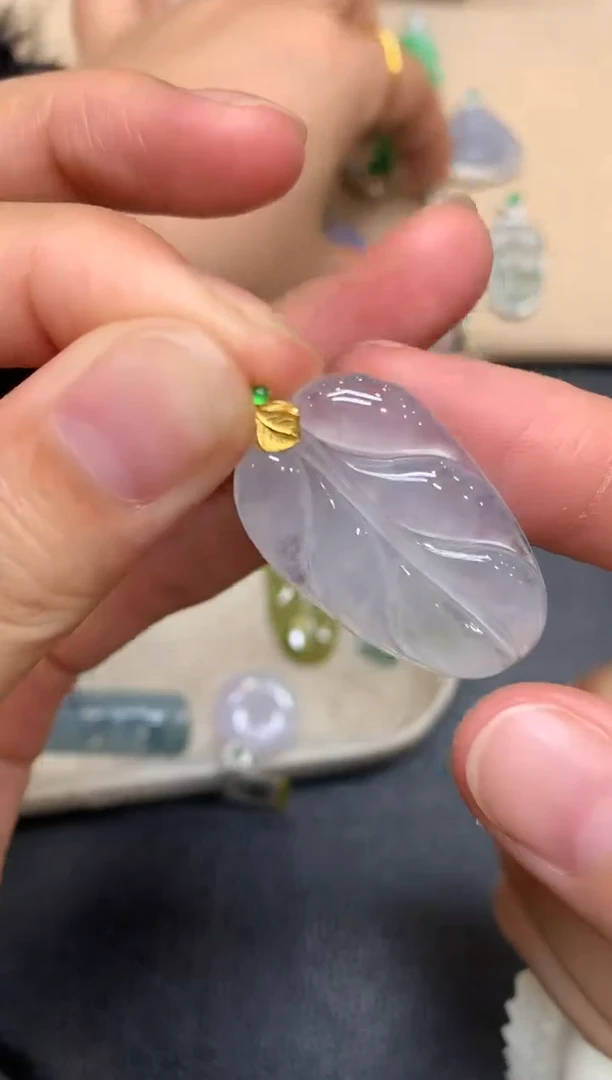 颈饰18K金镶嵌翡翠树叶【无服务费