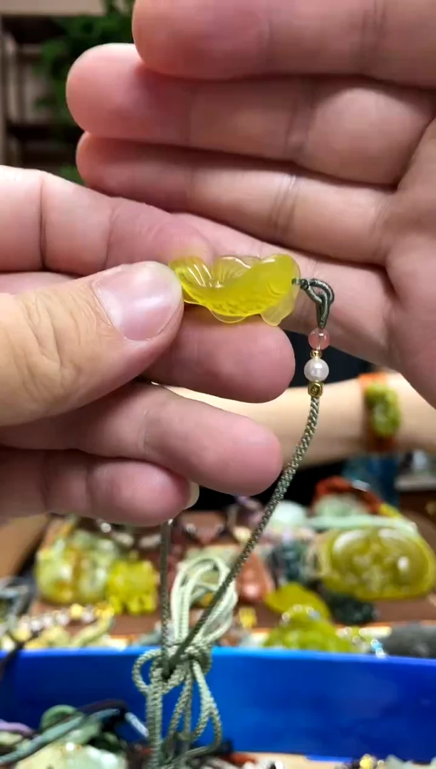 未镶嵌岫玉颈饰多样性发货发其中之一