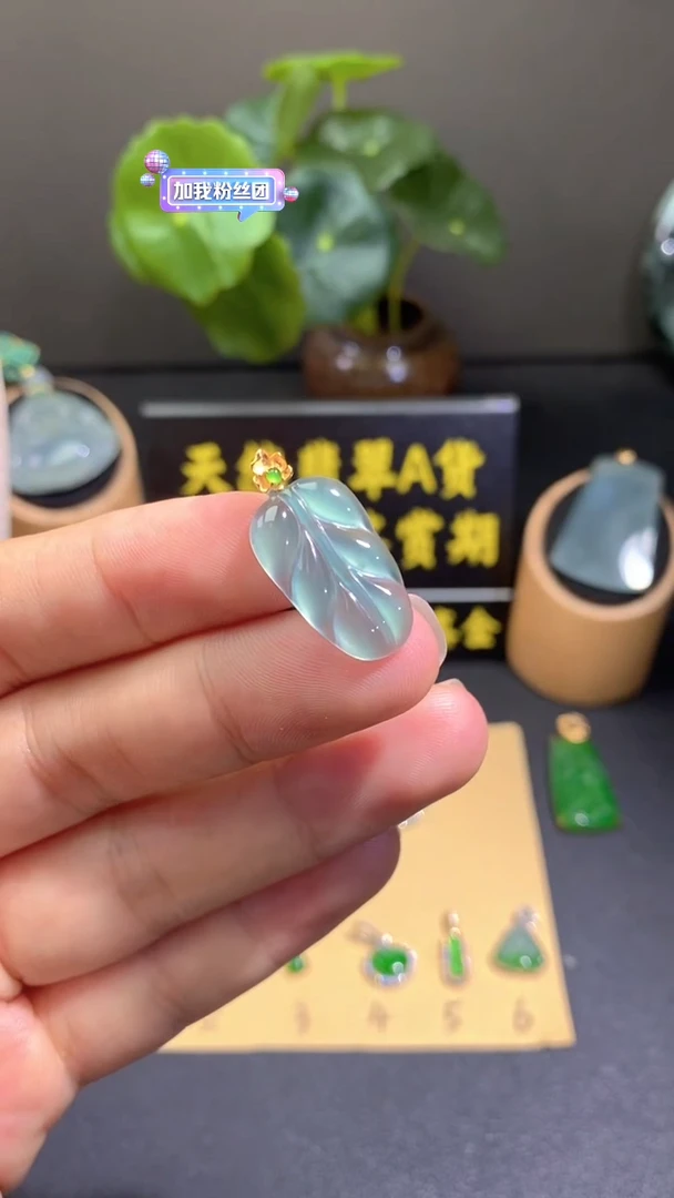 颈饰18K金镶嵌翡翠翡翠A货