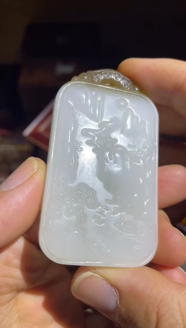 天然玉石未镶嵌颈饰   俏色山水牌1件