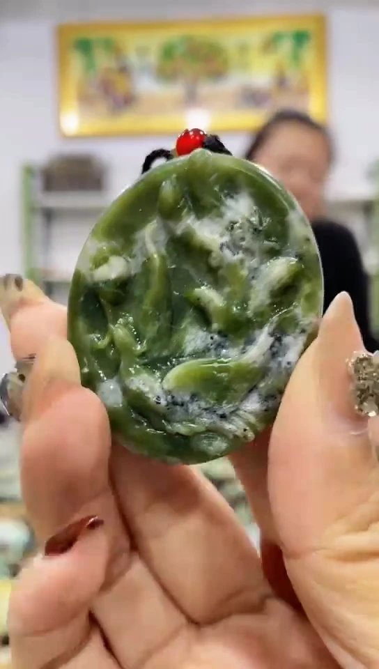 未镶嵌蛇纹石玉吊坠