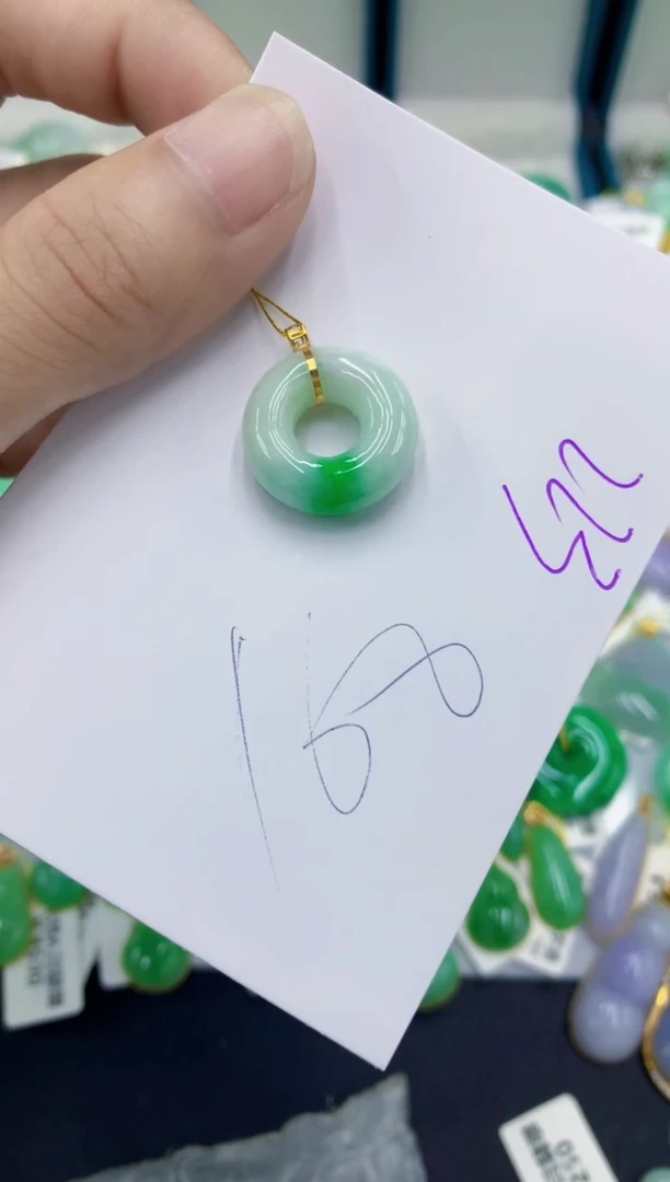 翡翠挂件18K金镶嵌翡翠