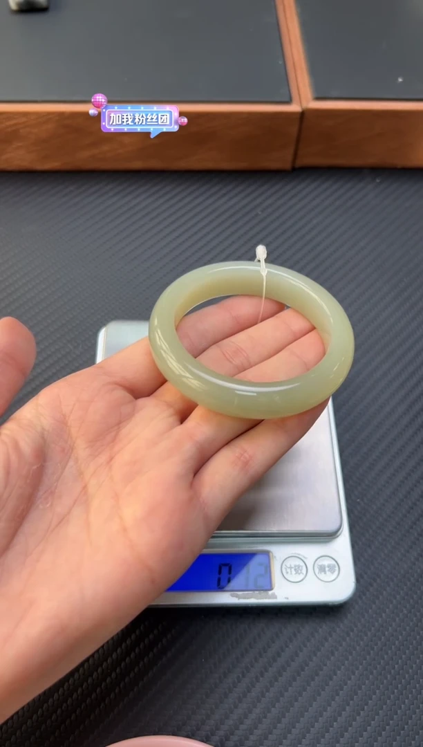 和田玉手镯未镶嵌且末微色差近矿51 Sm