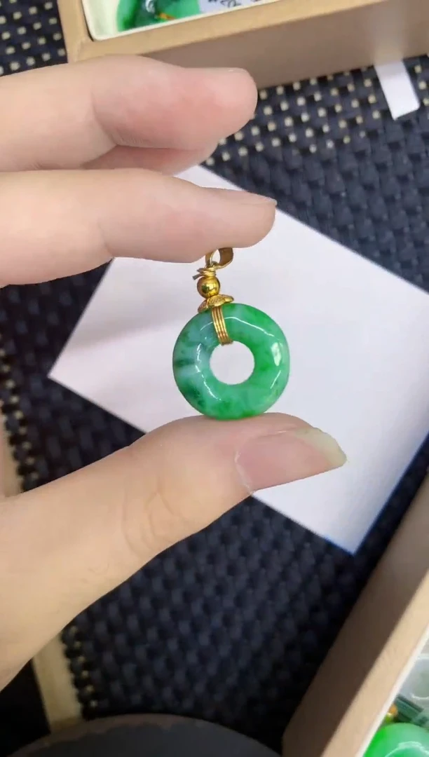 翡翠未镶嵌颈饰        1