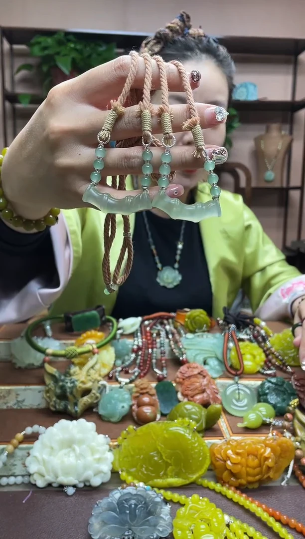 未镶嵌岫玉吊坠多样性发货发其中之一