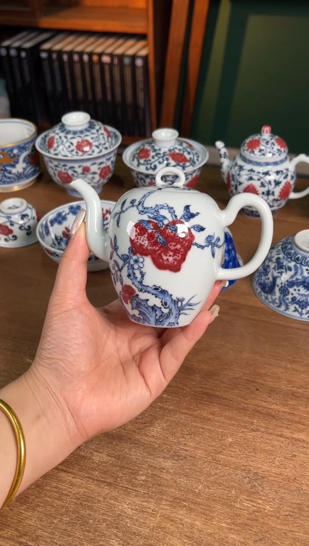 阳春白雪青花釉里红五桃小壶