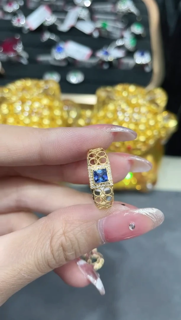 蓝宝石戒指18K金镶嵌戒指